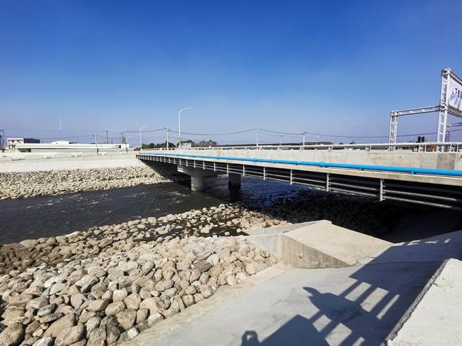 台南麻豆排水大溪桥改建工程26日由市长黄伟哲主持完工通车典礼。（刘秀芬摄）