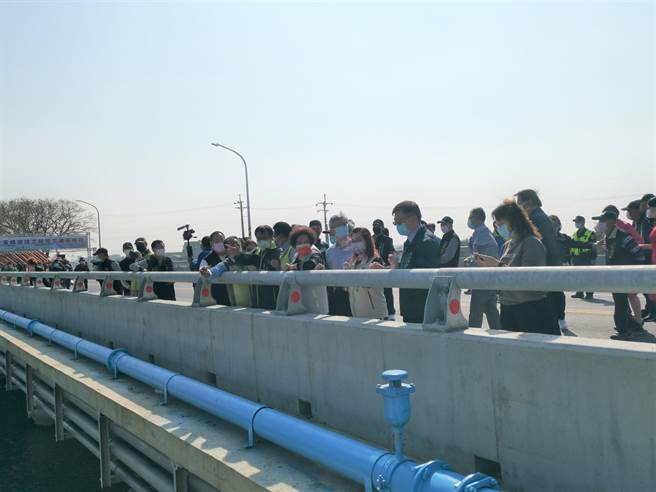 台南麻豆排水大溪桥改建工程26日由市长黄伟哲主持完工通车典礼。（刘秀芬摄）