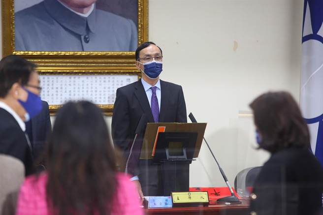 針對蔡英文總統打「經國牌」引發藍綠批評，國民黨主席朱立倫（中）26日在中常會批評，前幾天蔣經國紀念圖書館落成啟用，「蔡總統從頭到尾的致詞並沒有肯定蔣經國」，只強調開放給人民決定，這是哪一種參與的方式？而民進黨各方的批判、攻擊更是充滿矛盾，充滿對蔣的污辱。（張鎧乙攝）