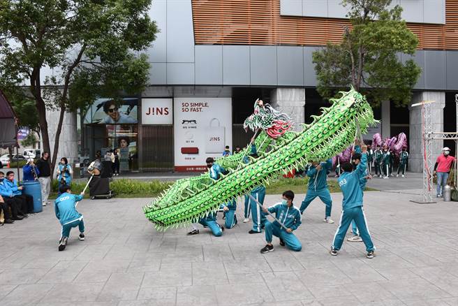 苗栗𪹚龙活动26日在头份市尚顺广场举行巡庄起跑仪式，安排「三义艺龙」表演舞龙。（谢明俊摄）