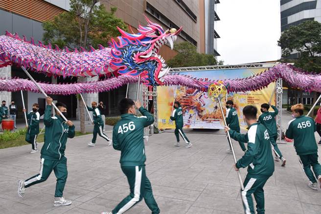 苗栗𪹚龙活动26日在头份市尚顺广场举行巡庄起跑仪式，安排「福苗龙艺」表演舞龙。（谢明俊摄）
