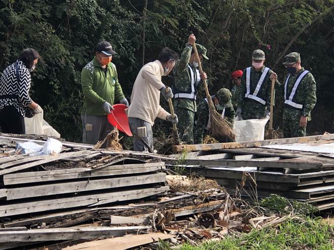 因为连年精简兵力，难得看到阿兵哥成群出现的金门，重现昔日「军民一家」的景象。（李金生摄）