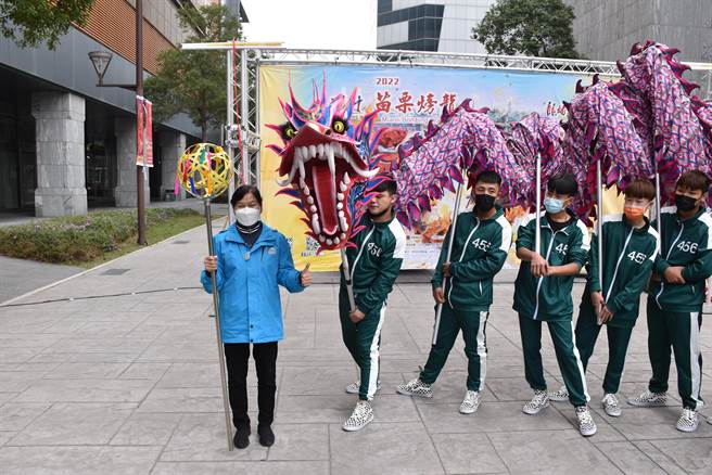 头份市长罗雪珠欢迎祥龙来到头份市。（谢明俊摄）