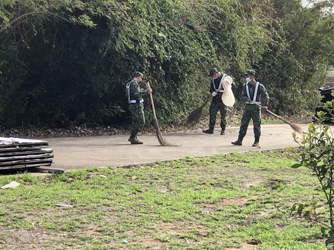 金门「环境清洁周」全县总动员，金防部也派员协助整理脏乱区域，展现「军民一家」的金门精神。（李金生摄）