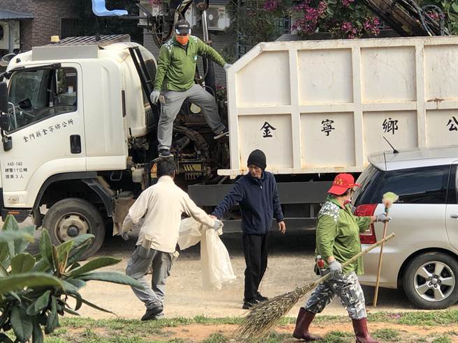 迎接虎年春节来到，金门展开为期7天的「环境清洁周」，重点工作包括骑楼、水沟及防火巷环境卫生，以及消除病媒蚊孳生场所。（李金生摄）
