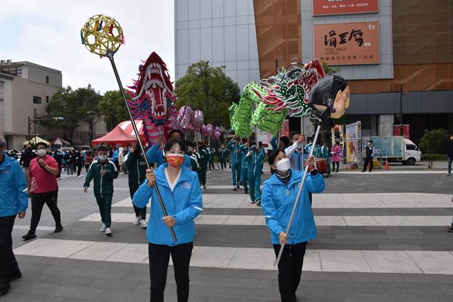 头份市长罗雪珠（右）、苗栗市邱镇军等人体验祥龙巡庄。（谢明俊摄）