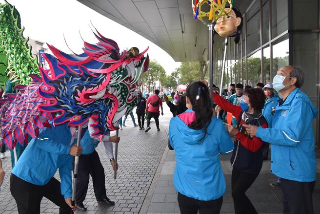 苗栗𪹚龙巡庄起跑26日在头份市尚顺广场举行，祥龙到尚顺君乐饭店大门祈福，尚顺广场总裁陈明朝（右）、董事长廖秀红发红包博好采头。（谢明俊摄）