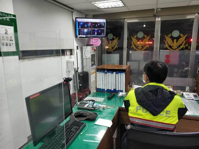 員警遠端監看重要路口交通狀況。（警方提供）