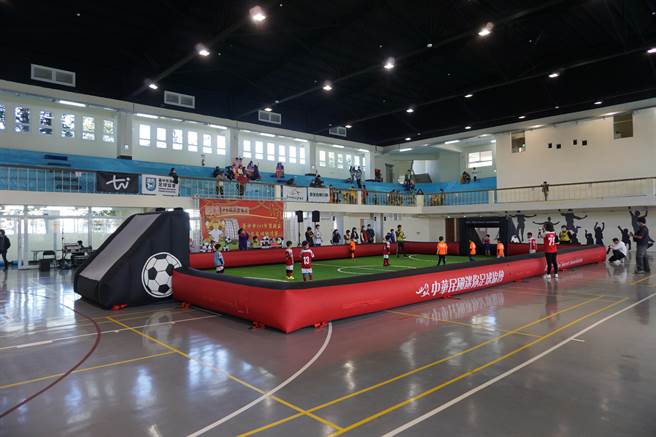 乐活运动馆正举办贺岁杯幼儿足球邀请赛。（王文吉摄）