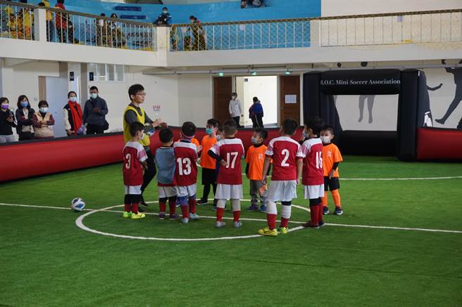 乐活运动馆正举办贺岁杯幼儿足球邀请赛。（王文吉摄）