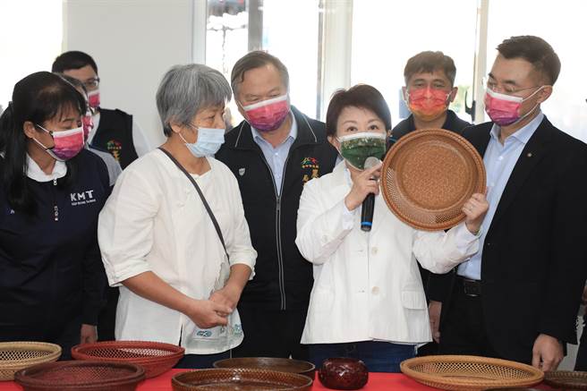台中市长卢秀燕参观农业推广学习中心，大讚东势农会竹编班作品精巧。（王文吉摄）