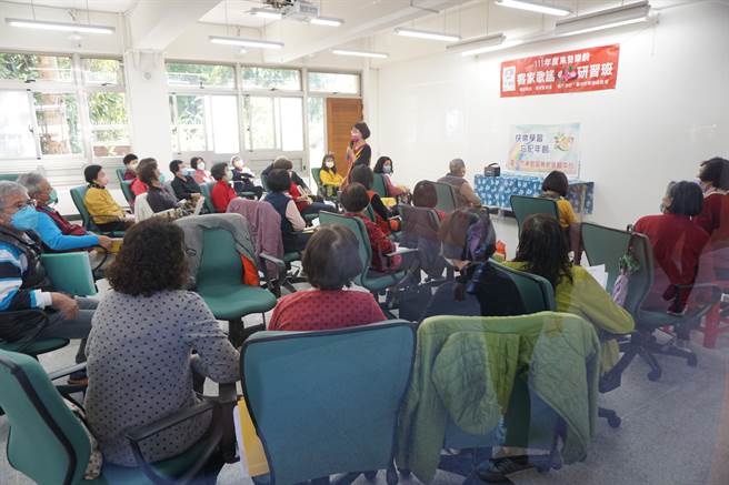 乐活学习馆推出客家歌谣研习班，学员专注上课。（王文吉摄）