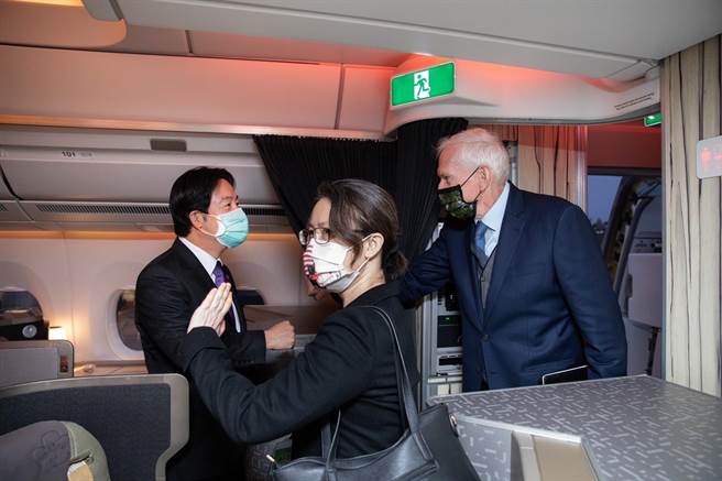 赖清德过境洛杉矶  莫健登机欢迎。总统府提供