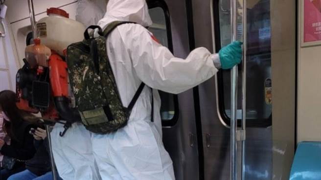 一名男網友搭乘捷運時，看到兩名化學兵，認為化學兵都是去確診者到過的地方，進行環境清消，應避免搭乘大眾交通工具，讓大批網友炸鍋。（圖／翻攝自爆料公社）
