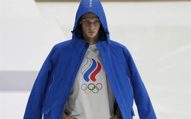 俄罗斯模特儿展示冬奥ROC队服。（美联社资料照）