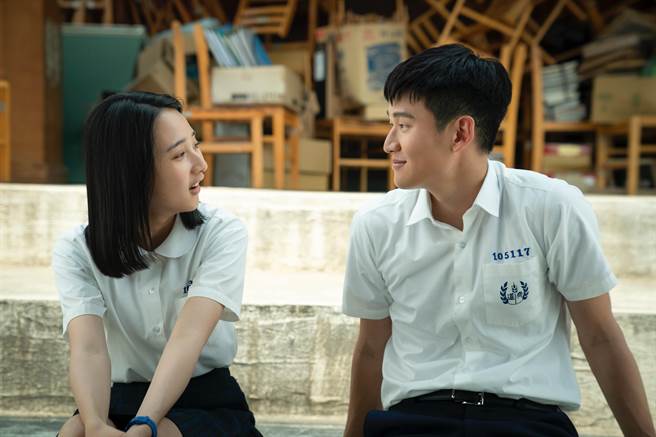 《我吃了那男孩一整年的早餐》由李沐（左）跟周兴哲主演。（华映提供）