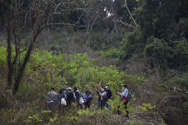 監察委員林盛豐、賴鼎銘、林郁容今（26日）下午南下雲林斗六咬狗段調查雲林縣長張麗善胞弟張啟盟涉侵占國有地及開墾案。（周麗蘭攝）