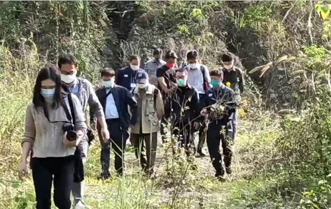 監察委員林盛豐、賴鼎銘、林郁容今（26日）下午南下雲林斗六咬狗段調查雲林縣長張麗善胞弟張啟盟涉侵占國有地及開墾案。（周麗蘭攝）