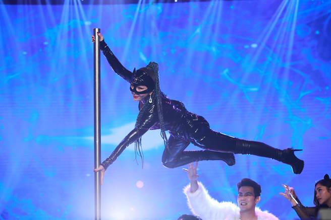 陈美凤扮猫女，爬钢管飞天。（民视提供）