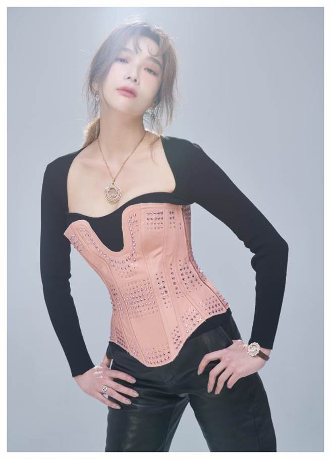 蔡淑臻盼望新的一年能多接新戲、順便談戀愛，來個一箭雙雕。佩戴蕭邦Happy Diamonds鑽表176萬元，Happy Diamonds項鍊198萬1000元，Happy Spirit戒指20萬4000元。（JOJ PHOTO攝，服裝提供／GUCCI）