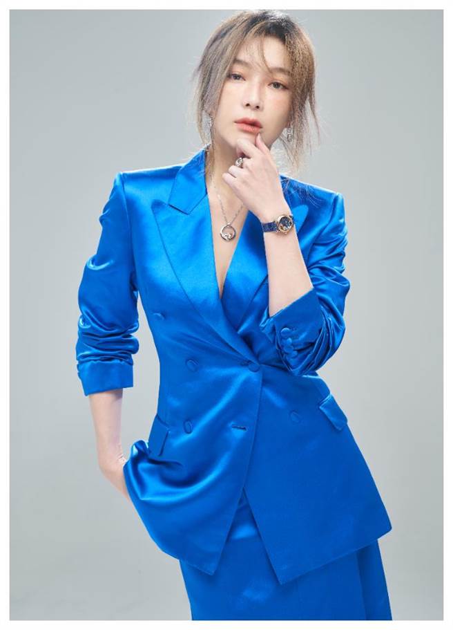 蔡淑臻進棚拍攝蕭邦時尚專題，佩戴Happy Sport太陽月亮星星系列女表28萬元，Happy Diamonds項鍊23萬3000元，Happy Spirit耳環38萬6000元，Happy Hearts耳環15萬5000元。（JOJ PHOTO攝，服裝提供／GUCCI）