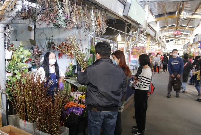 春节将至，大里农会国光花市，近期已开始热闹起来，不少民眾到场採购过年应景花卉。（国光花市提供／黄国峰台中传真）