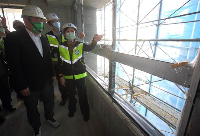 企业接近年关赶工、岁修作业增加，劳动部长许铭春（前右）26日带队至新北市江翠北重划区一处建案进行春安劳检。（张铠乙摄）
