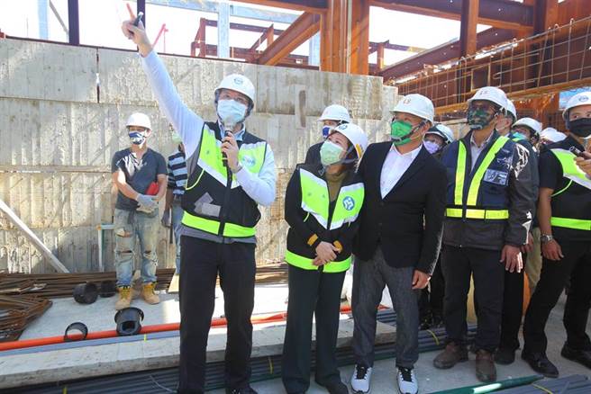 劳动部长许铭春（左二）26日带队到新北大型建案春安劳检，结果工地有16项违规、10处停工，包含建设公司跟下游包商共开罚新台币51万元。（张铠乙摄）
