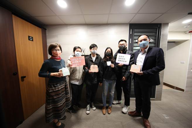 國立中山大學學生社團放狗社與性別友善社在校務會議中提出「廁所擺放免費生理用品」議案，獲得校方支持，目前已於校園多處場館的廁所內提供免費衛生棉。（中山大學提供／洪浩軒高雄傳真）