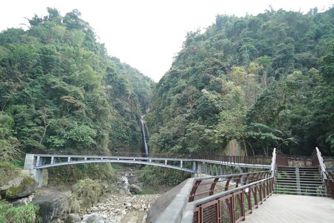 南投县政府在瑞龙瀑布建置跨河空中观瀑平台，耗时1年整修26日正式开幕。(吴建辉摄)