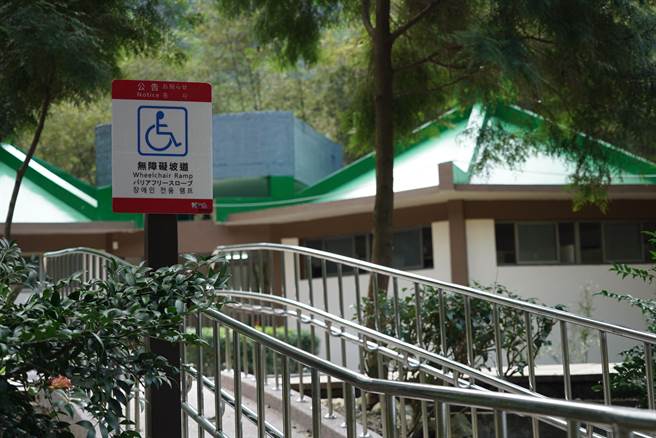 林明溱表示，瑞龙瀑布算是浴火重生，全新的无障碍步道及跨河观瀑平台，在经过整修休园快一年后，以崭新的面到与民眾见面。(吴建辉摄)