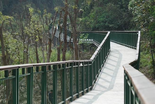 记者实地走访，发现从入口步道开始，无障碍步道设计能够一路畅通，但路程中有几处较大较长的坡道，因此建议民眾还是要衡量身障者及陪伴者的体力。(吴建辉摄)