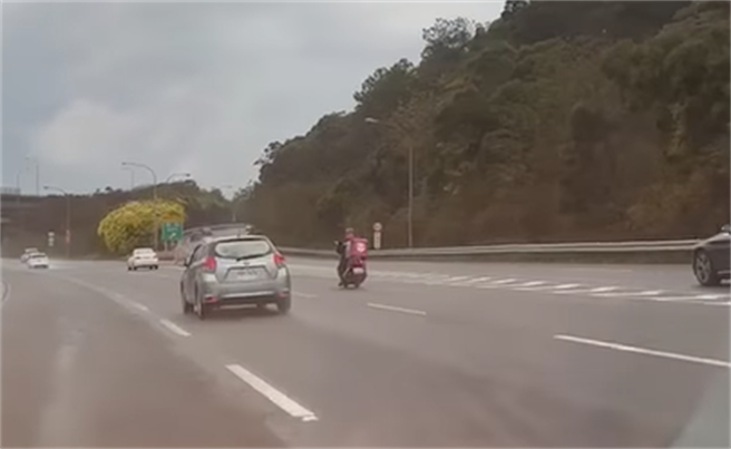 有外送員誤闖國道，被網友目擊。（翻攝自臉書社團《外送員的奇聞怪事》）