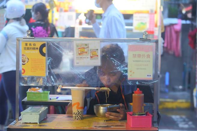 內用染疫頻傳，新北會不會跟進桃園升級餐飲措施，市長侯友宜回應了。(示意圖，非當事人／張鎧乙攝)