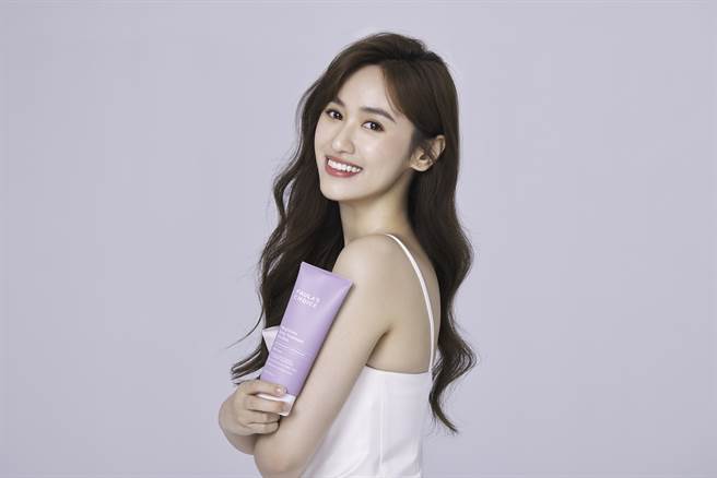 宝拉珍选宣布由Sandy吴姗儒担任年度代言人，迪奥则邀请林柏宏担任台湾首位迪奥香水形象大使，台湾新星保养品牌TRUE TISANE则公布由邵雨薇担任品牌代言人，图中为Sandy吴姗儒。（图／品牌提供）