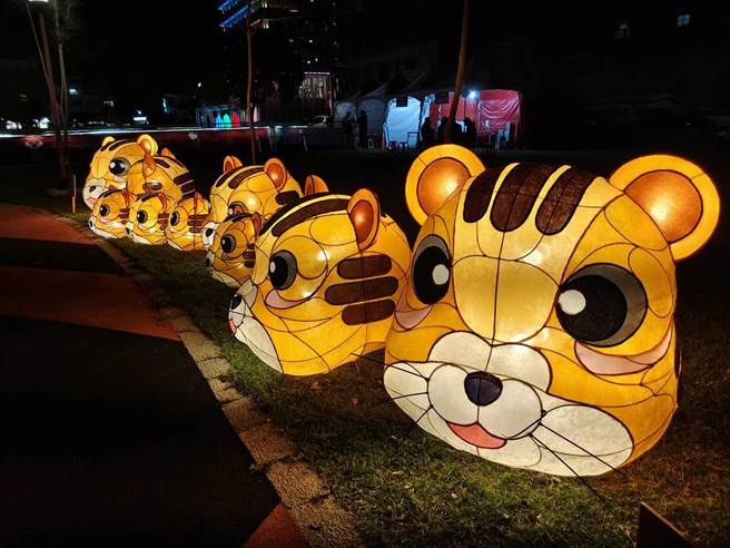 台東市公所宣布取消元宵晚會及煙火之夜活動，但是南京路Q版老虎造型燈等花燈區仍保留。（莊哲權攝）