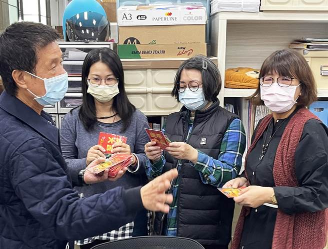 台東市長張國洲宣布取消元宵晚會及煙火之夜活動，並致贈10元及1元紅包給員工拜早年。（莊哲權攝）