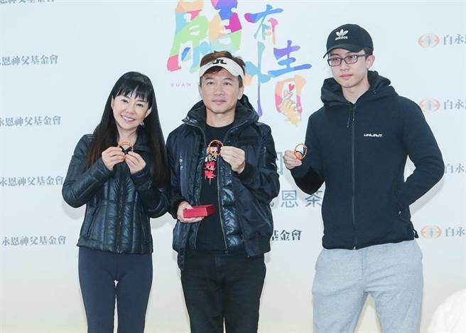孙安佐（右）和狄莺、孙鹏一起参加公益活动。（中时资料照）
