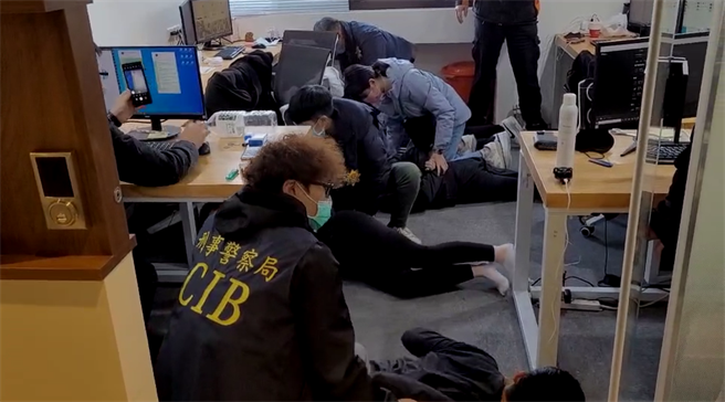 警方前往3处诈欺机房攻坚，将嫌犯压制逮捕。(翻摄照片／林郁平台北传真）