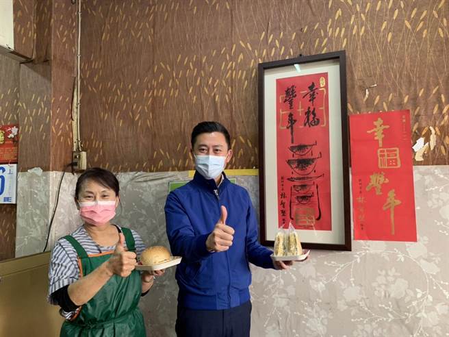 新竹市长林智坚精选40家竹市美食，颁赠「年年有余」裱框春联做为认证，有如在地版米其林指南。（陈育贤摄）