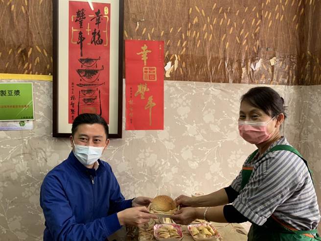 新竹市长林智坚精选40家竹市美食，颁赠「年年有余」裱框春联做为认证，有如在地版米其林指南。（陈育贤摄）