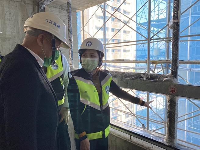 （劳动部长许铭春26日亲自带队劳检。图／劳动部供）
