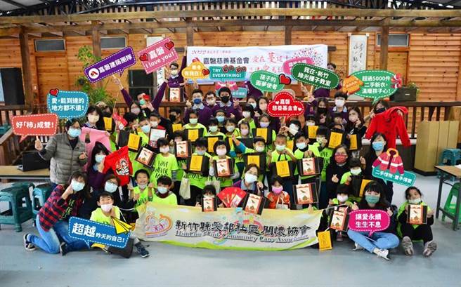 （嘉磐慈善基金会全台募集逾5千件二手新衣、千份新春礼，捐赠弱势孩童家庭。图／嘉磐提供）
