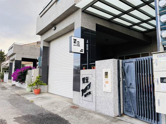 知名订房网站Booking.com公布2022年旅客评分卓越奖。其中获推荐的桀立民宿业者陈立谦虚表示「能获得认同只是幸运啦！」。（蔡旻妤摄）