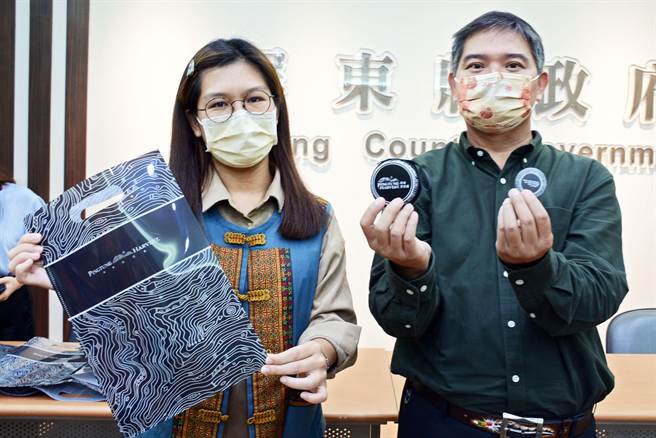 胜利星村原百货过年期间推出满额赠活动，邀请游客到屏东走春。（林和生摄）