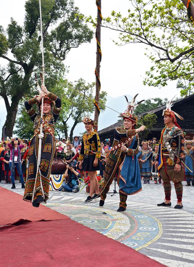 过年期间到屏东原乡走春，有机会见证华丽的传统原民婚礼。（林和生摄）