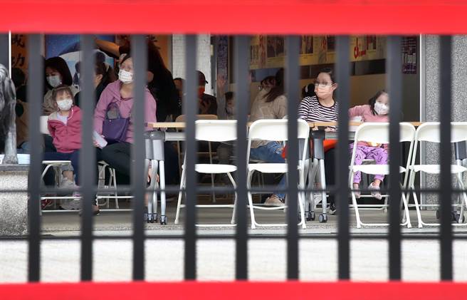 台北市某幼兒園傳出有老師確診新冠肺炎，衛生局立刻匡列180多名師生並於26日安排採檢。（范揚光攝）
