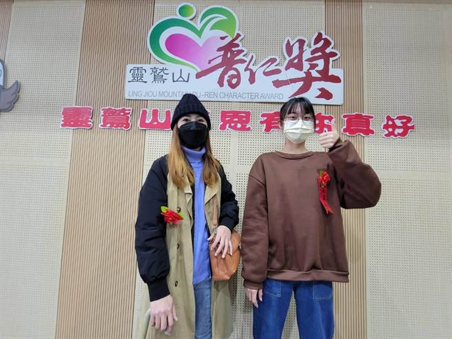 台东卑南国中陈雨葳（右）不畏逆境、奋发向上，入围全国普仁奖。（蔡旻妤摄）