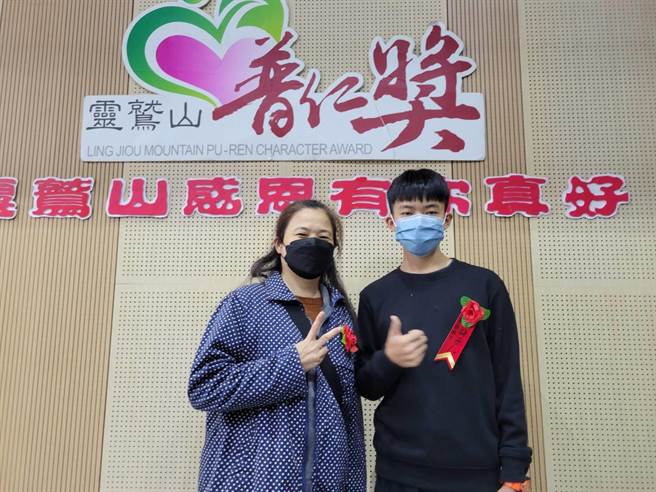 台东宝桑国中蔡咏丞（右）不畏逆境、奋发向上，入围全国普仁奖。（蔡旻妤摄）