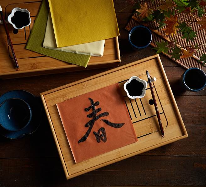 这一锅皇室秘藏锅物春节限甜菜根千张豆腐纸，大红喜气超讨喜。（业者提供）